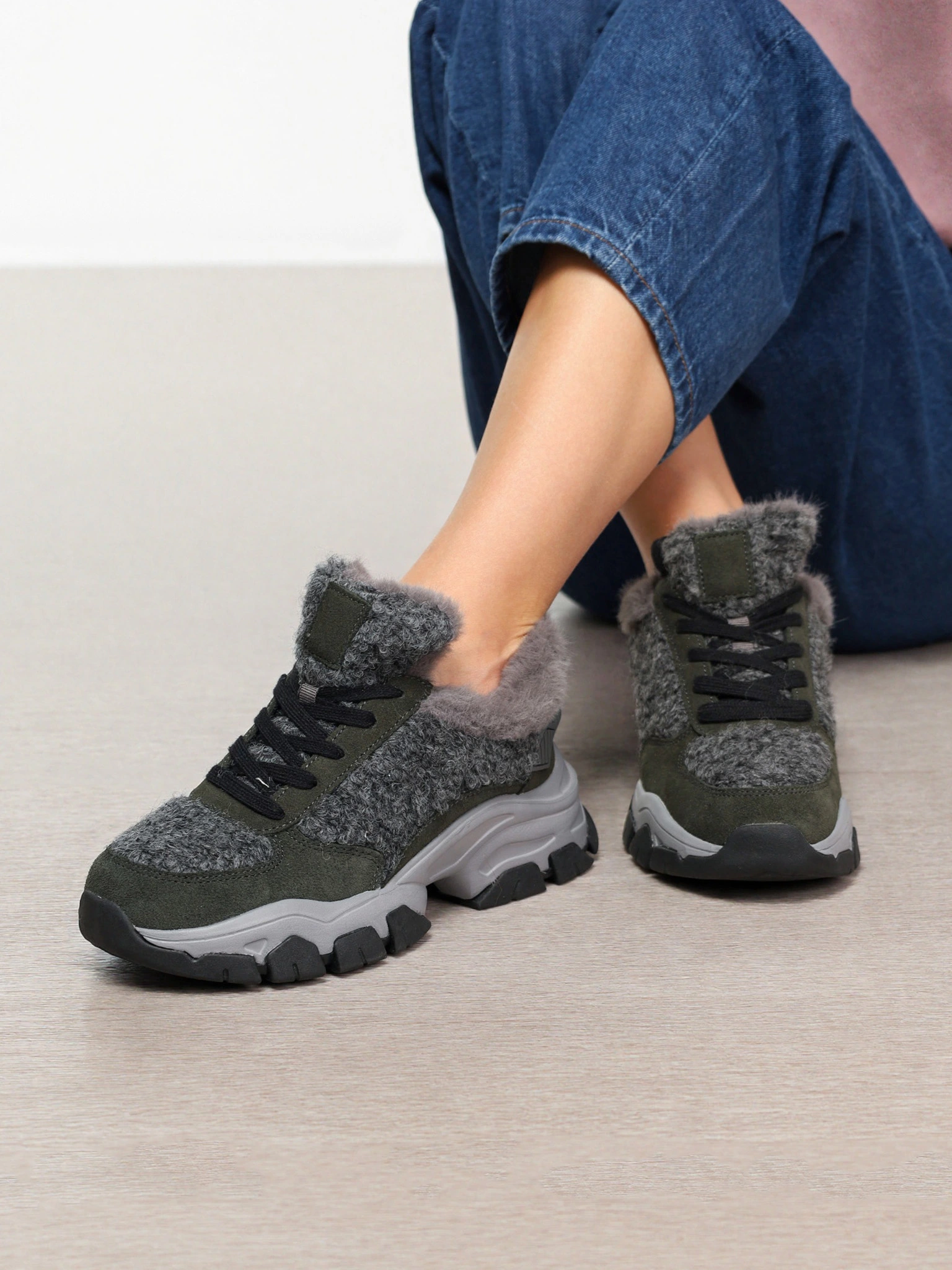 Кроссовки комбинированные с оторочкой мехом